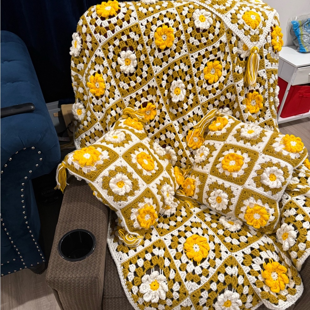 Crocheted blanket with 2 matching pillows, granny square motif - Picture 4 of 5